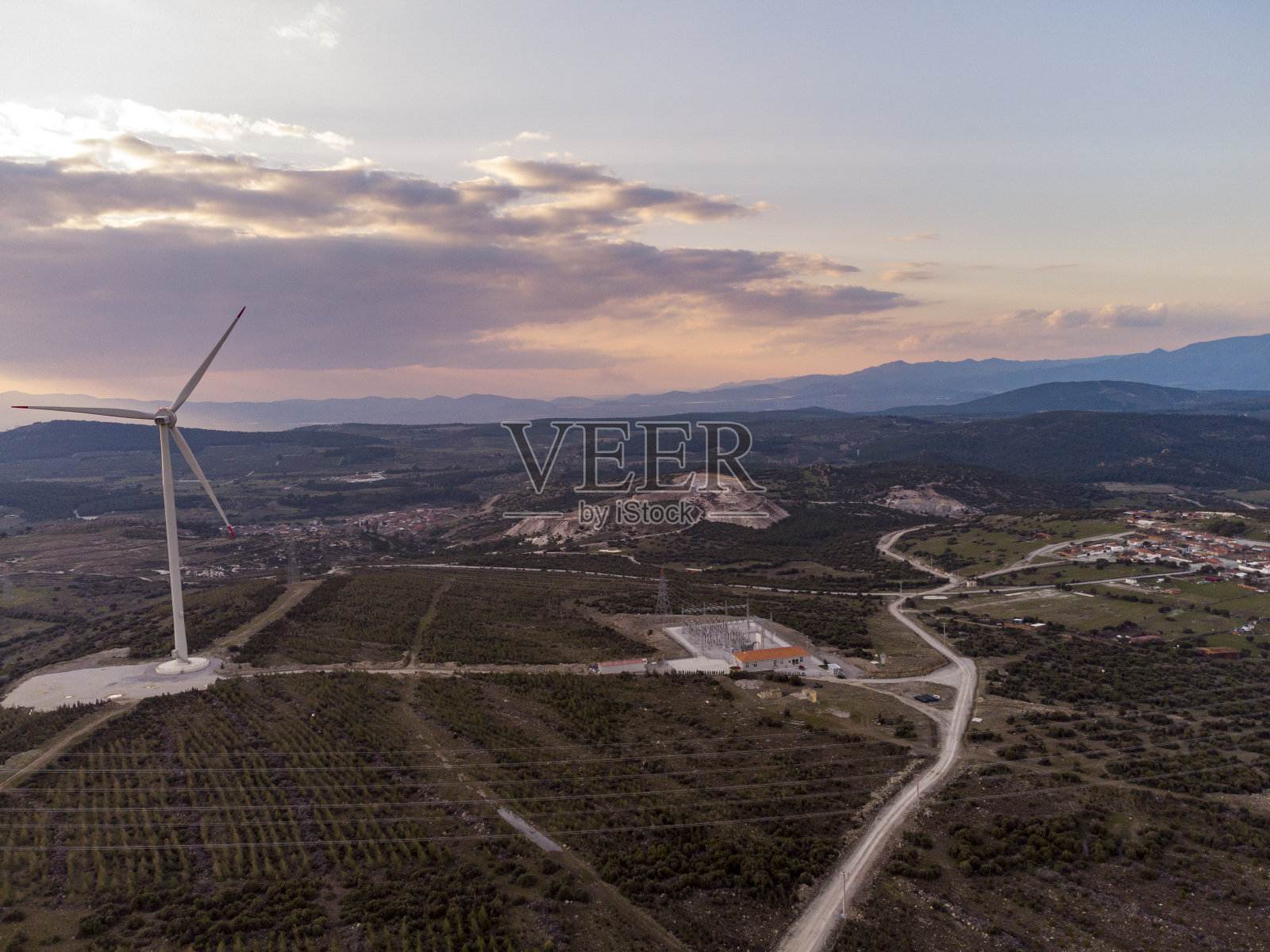 风力涡轮机和控制建筑照片摄影图片