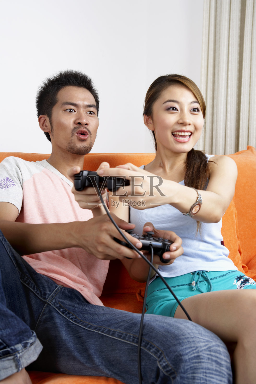 玩游戏的年轻情侣照片摄影图片