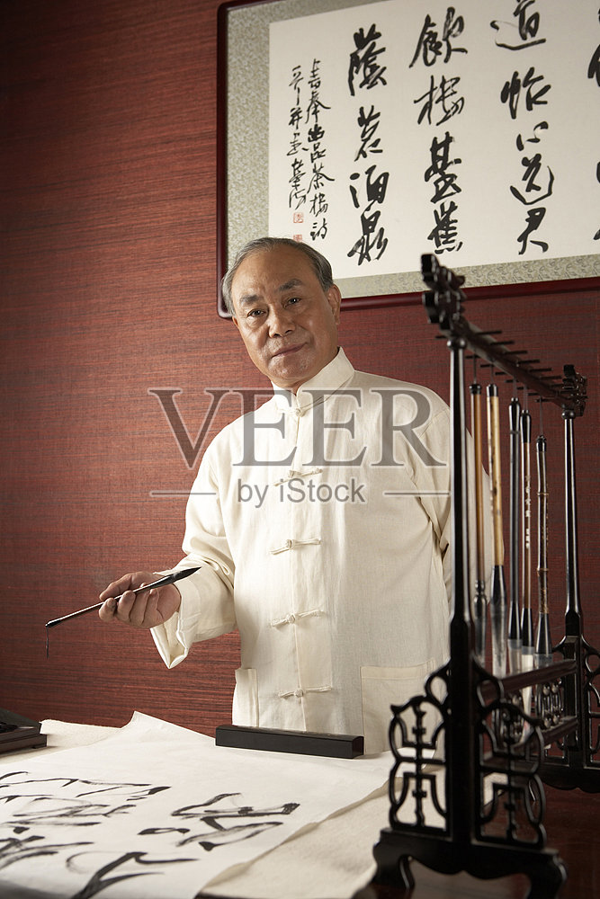 老人练习书法照片摄影图片