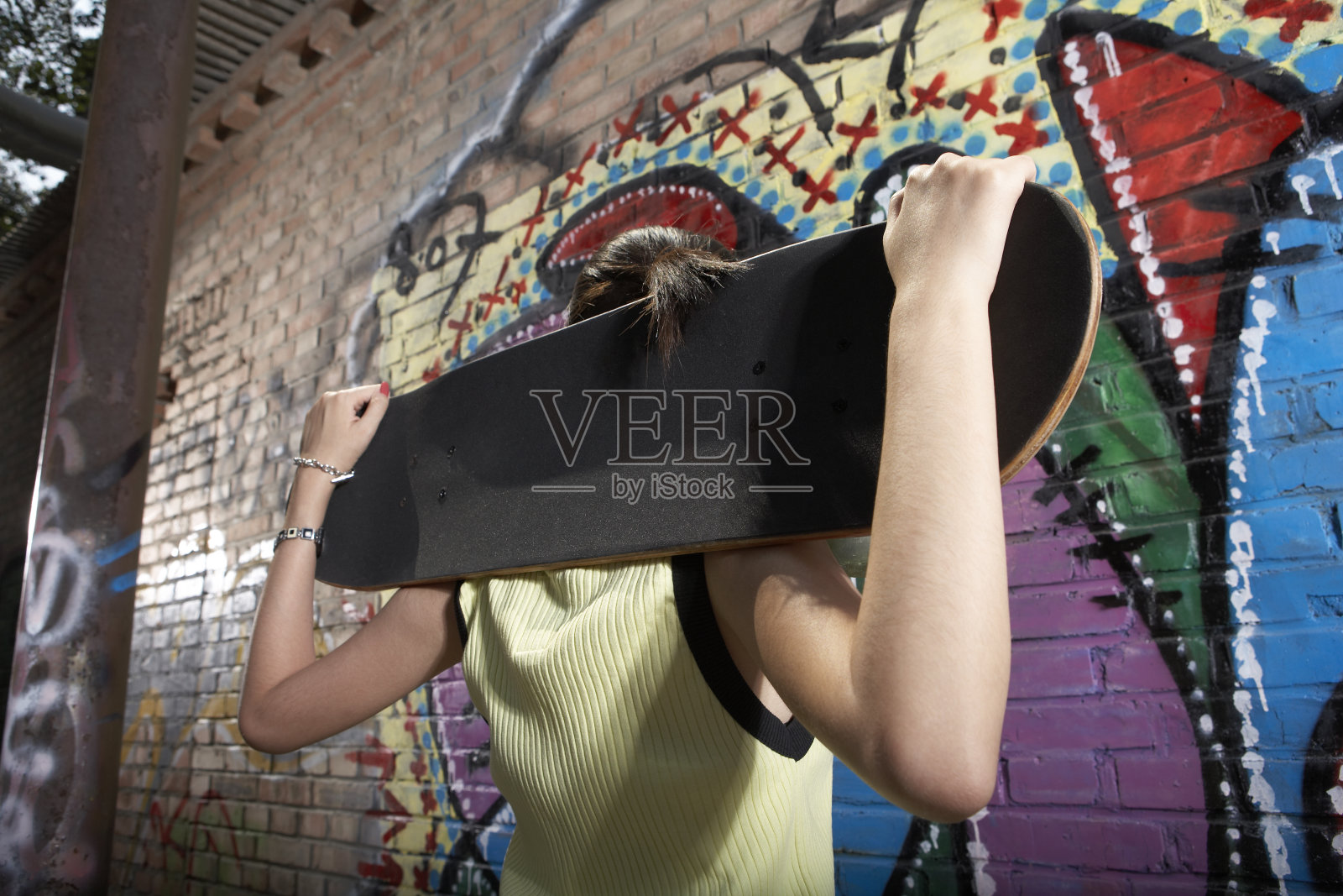 女孩与滑板照片摄影图片