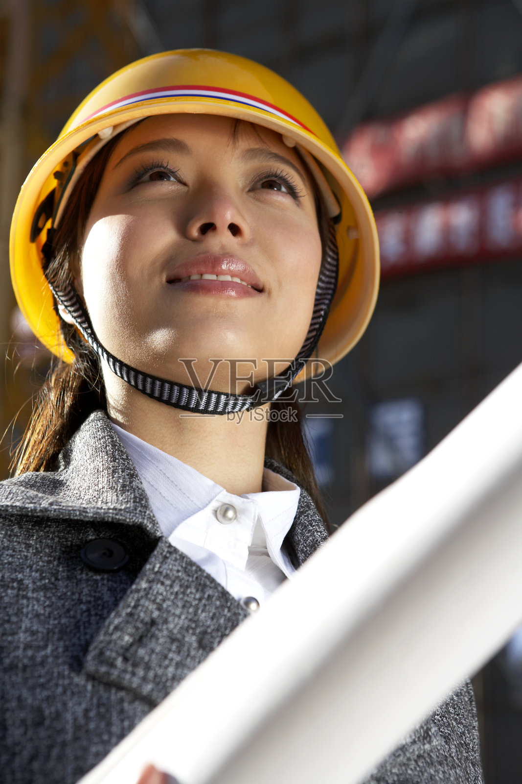 商务女士在工地照片摄影图片