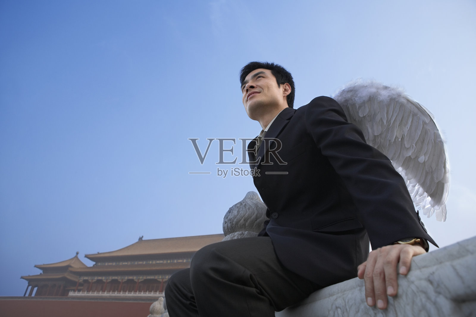 有翅膀的商务男士照片摄影图片