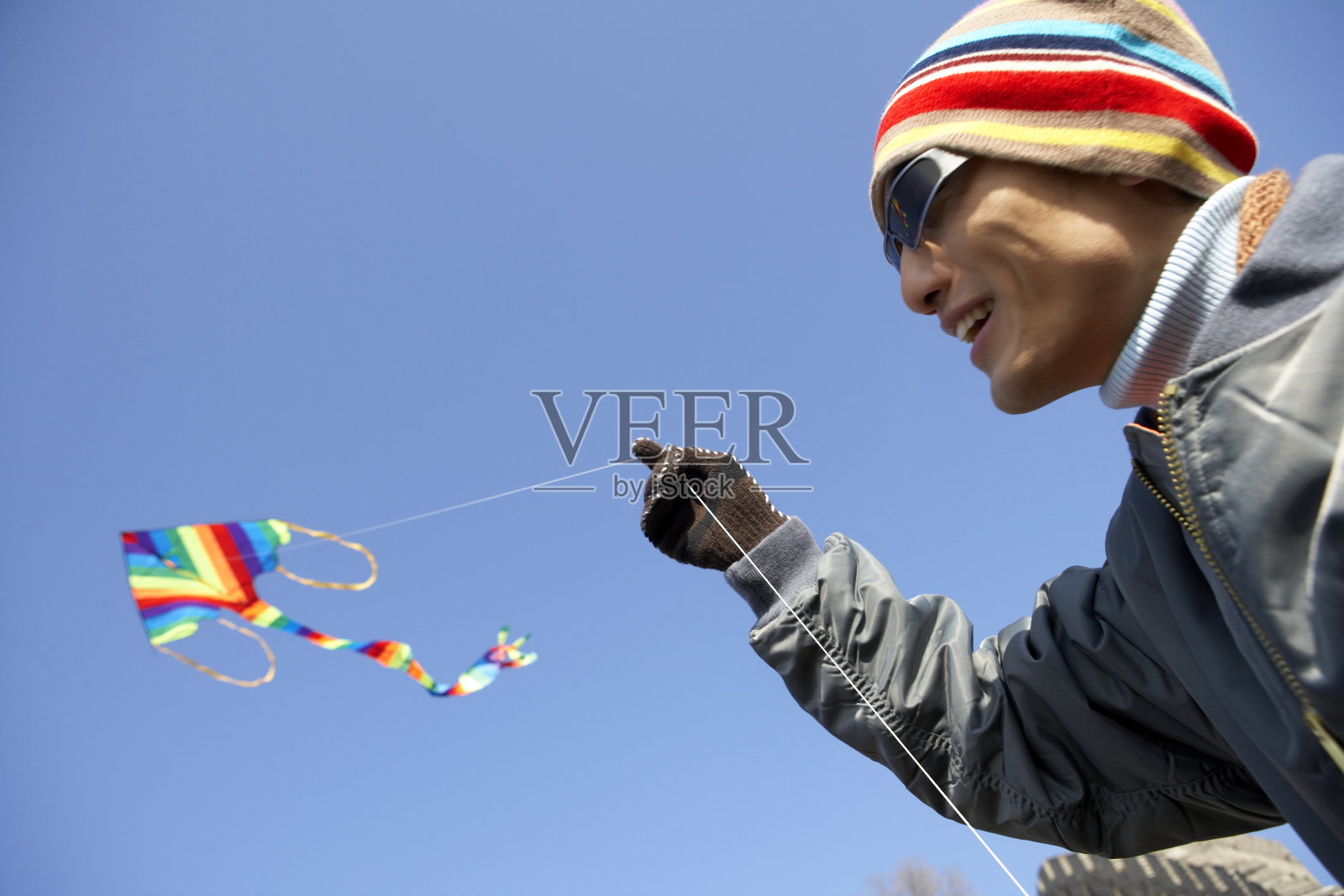 年轻男子放风筝照片摄影图片