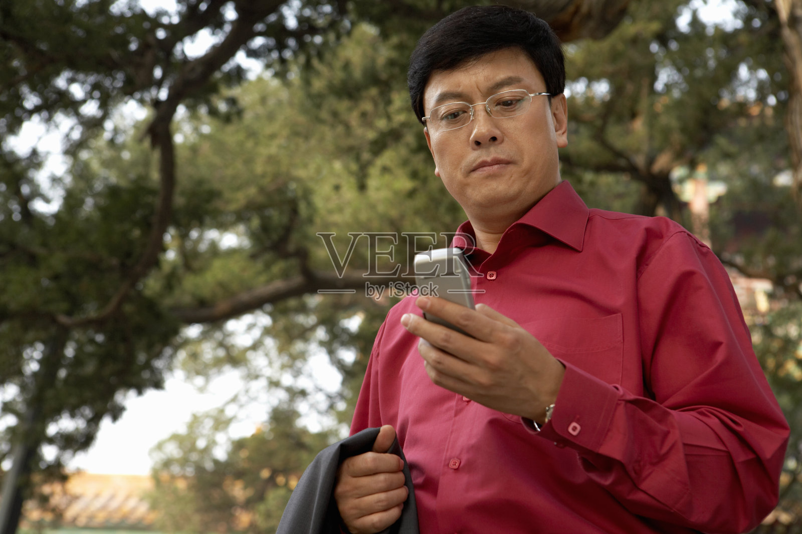 商务男士和手机照片摄影图片