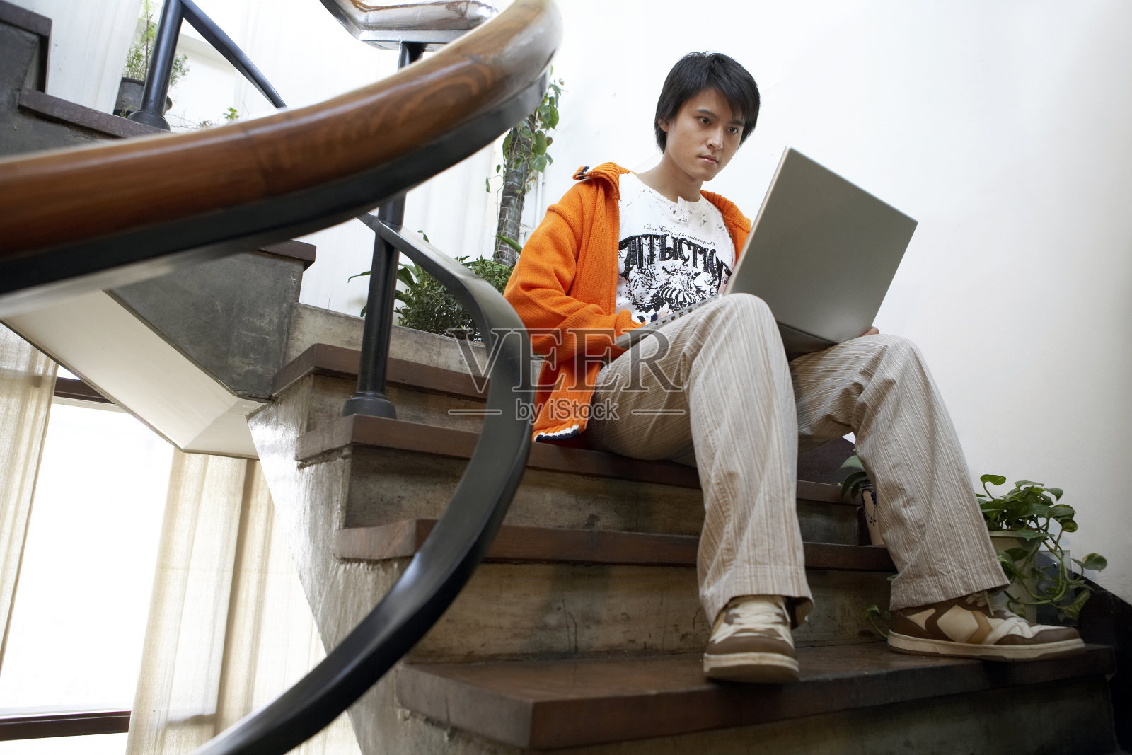 年轻男子使用笔记本电脑照片摄影图片