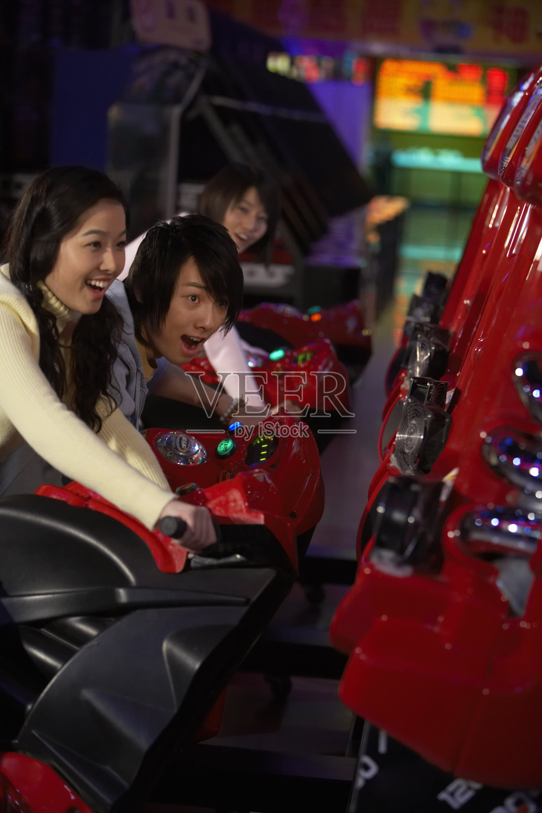 玩电玩的年轻人照片摄影图片