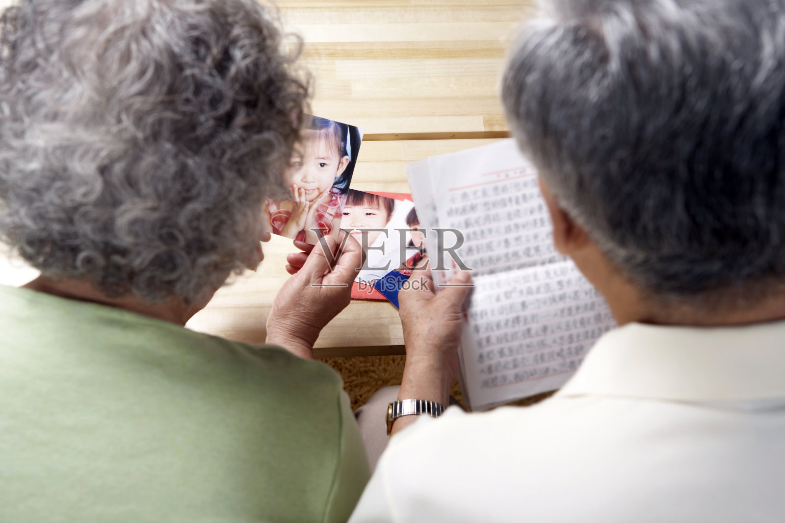 老年夫妇怀旧照片摄影图片