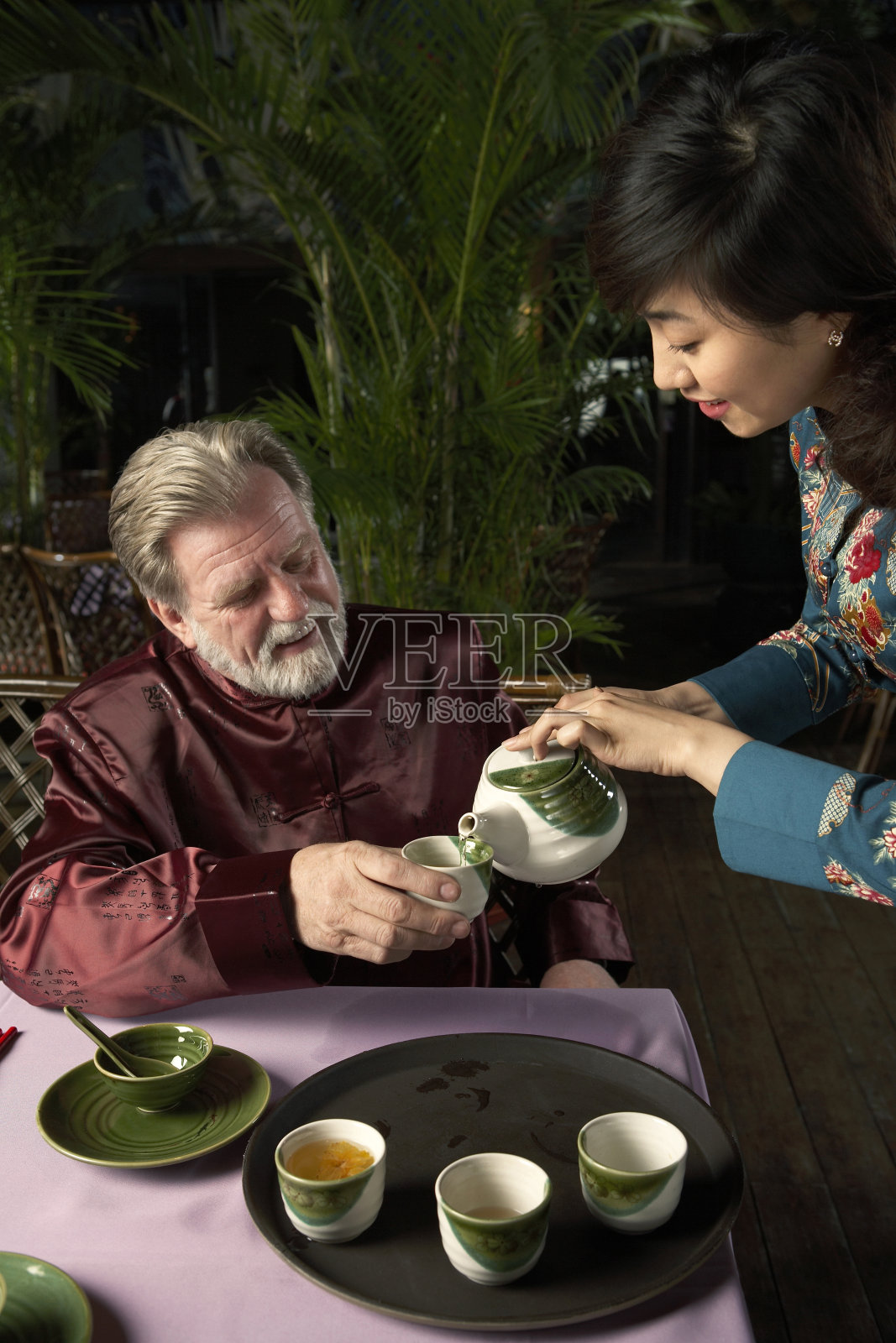女服务员倒茶照片摄影图片