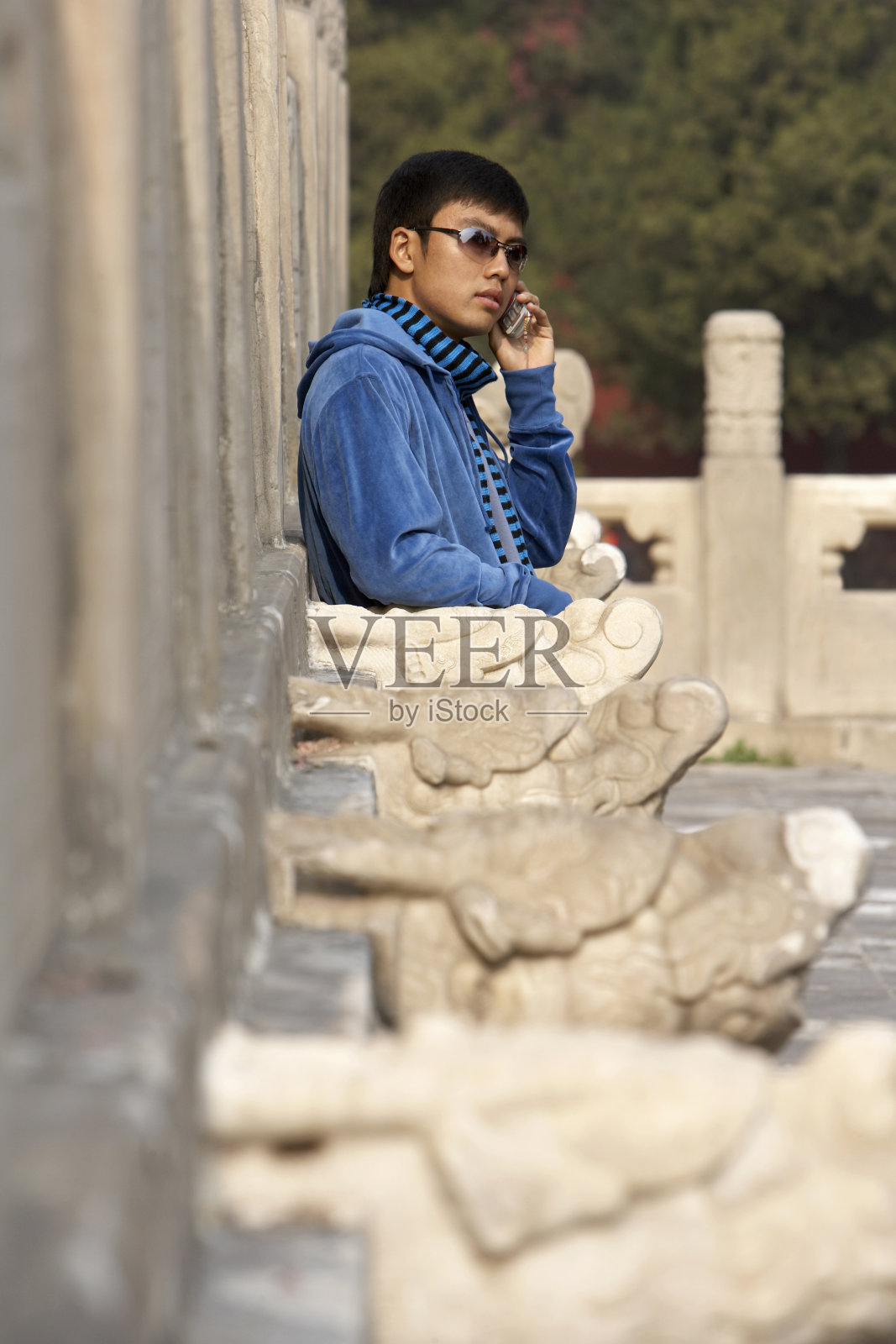 年轻男子打电话照片摄影图片