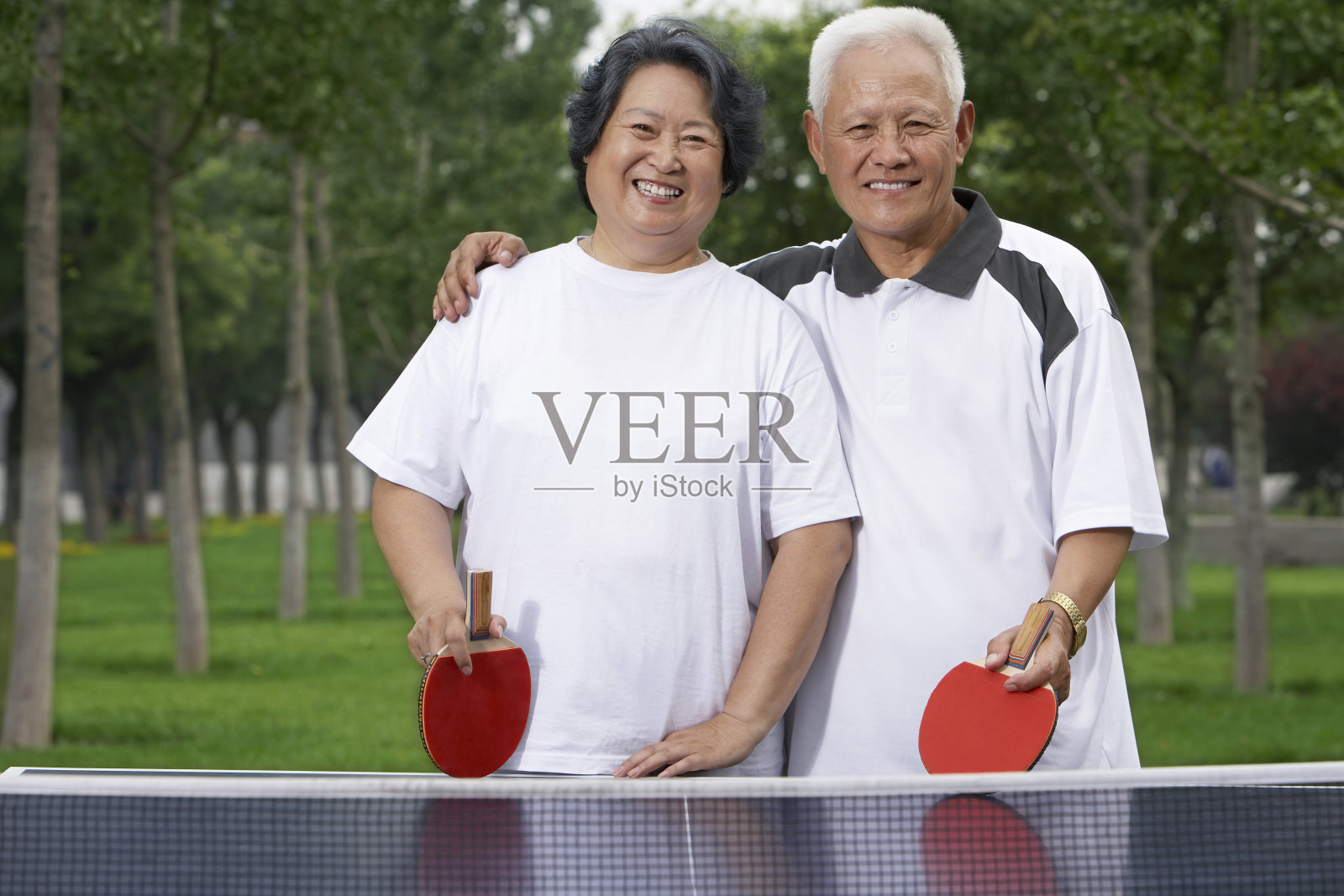 老年夫妇打乒乓球照片摄影图片