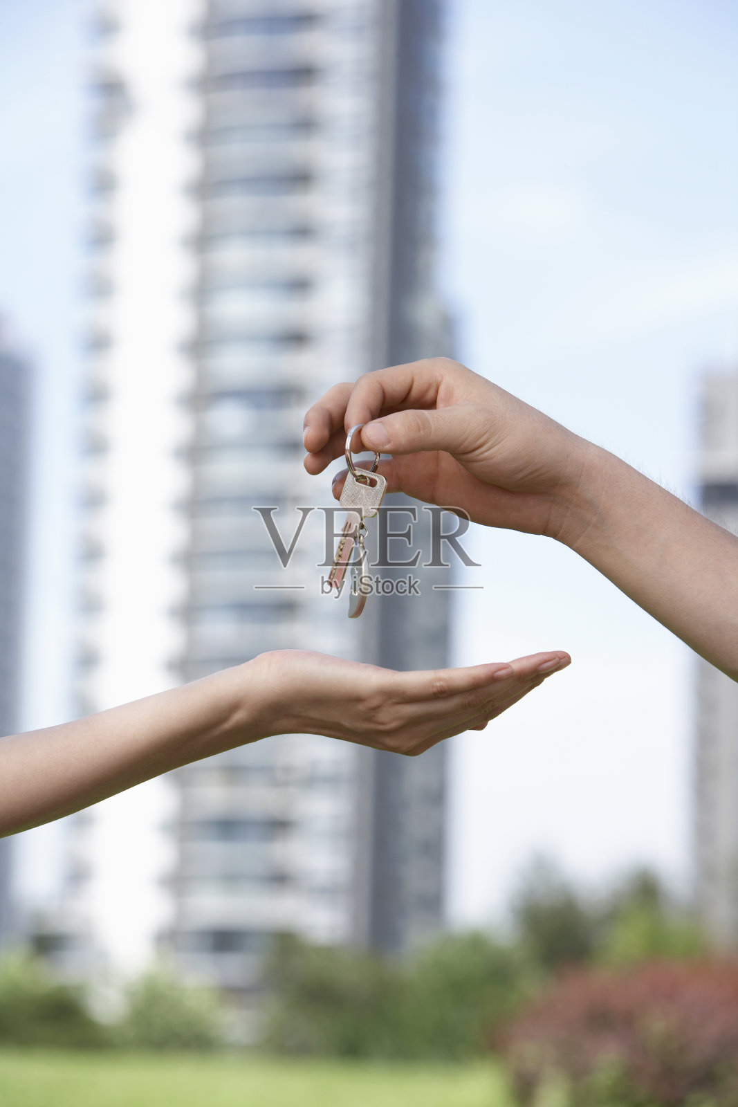 手与钥匙照片摄影图片