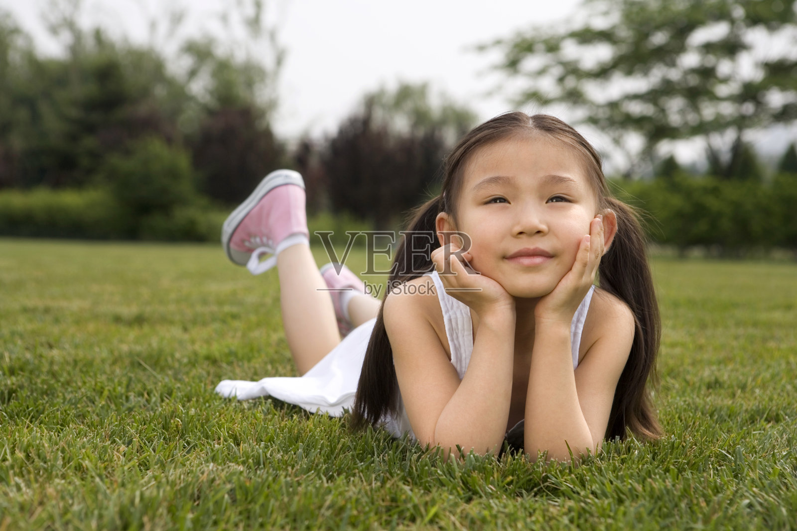 草地上的小女孩照片摄影图片