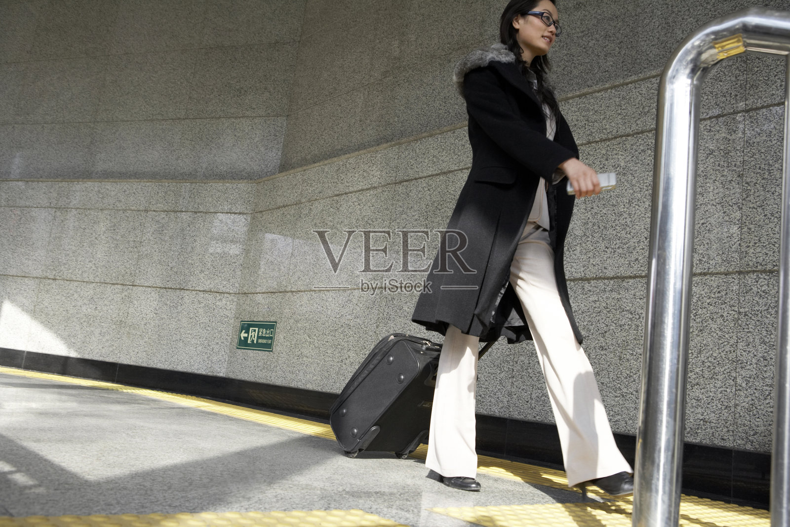 商务女士与行李箱照片摄影图片