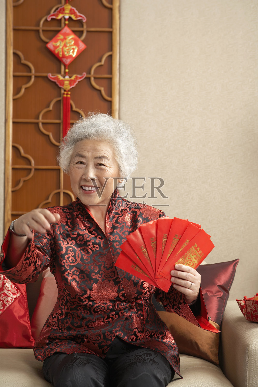 老年女子与红包照片摄影图片