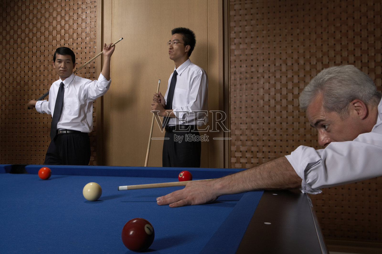 商务人士打桌球照片摄影图片