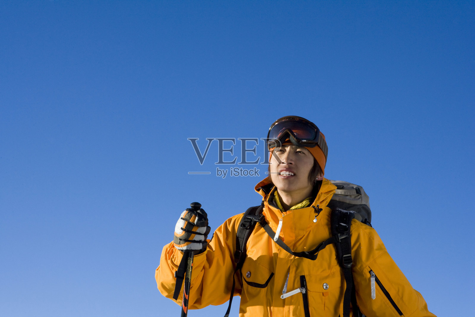户外的年轻男子照片摄影图片