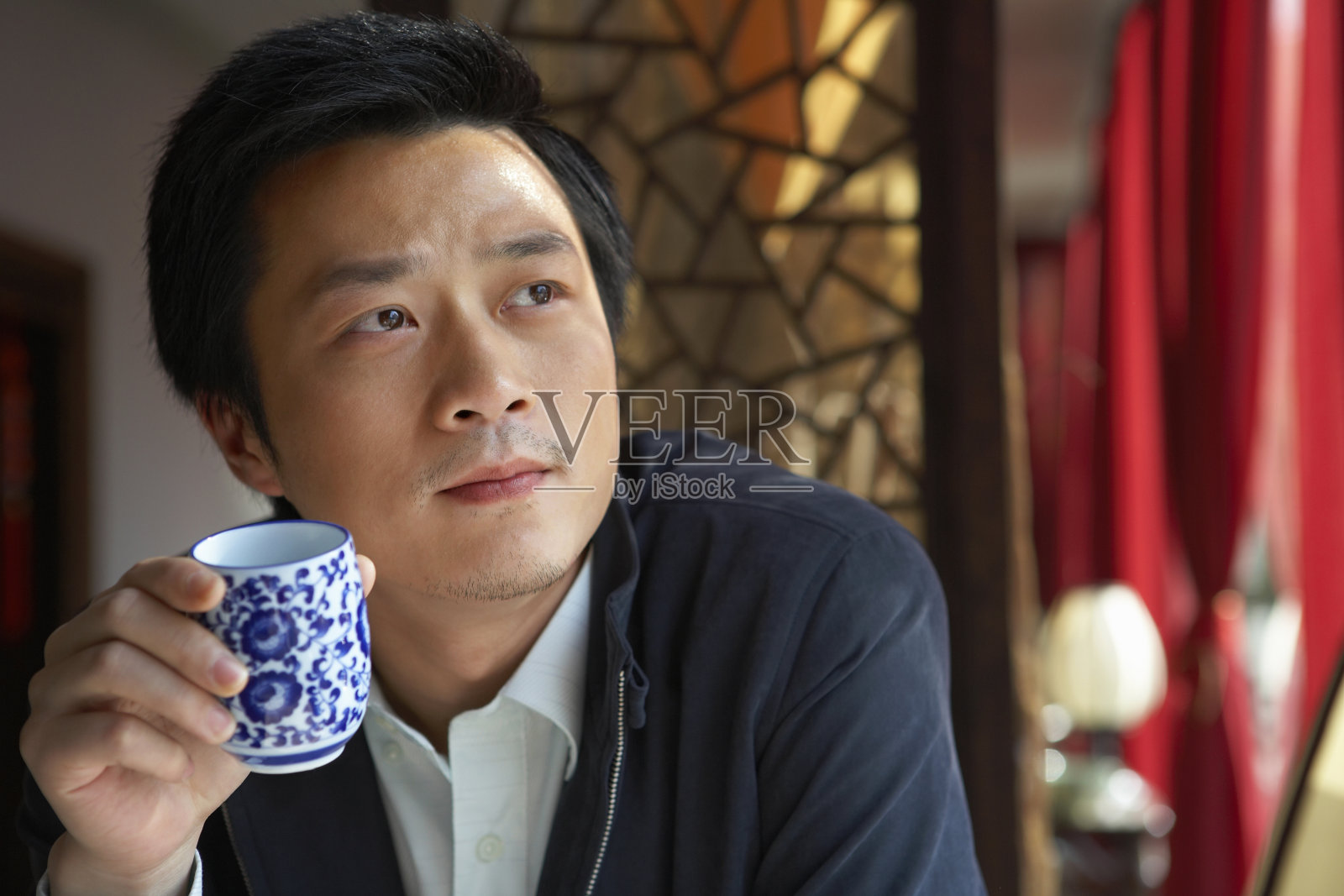 年轻男子喝茶照片摄影图片