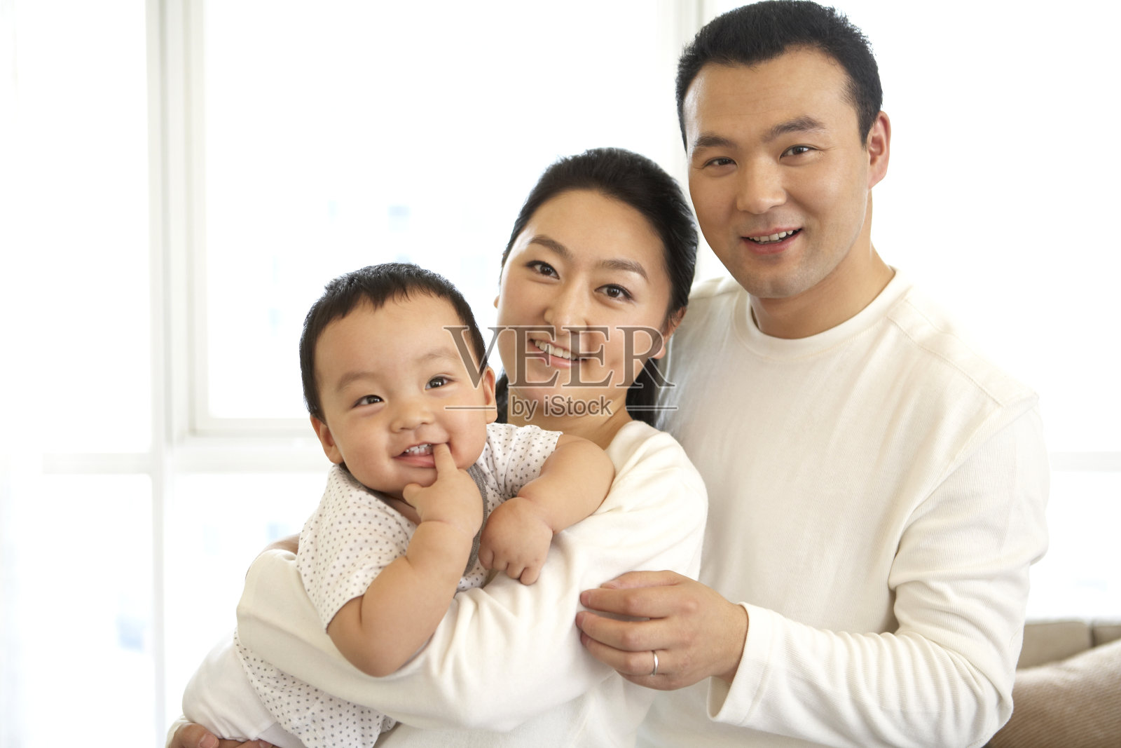 快乐的一家三口照片摄影图片