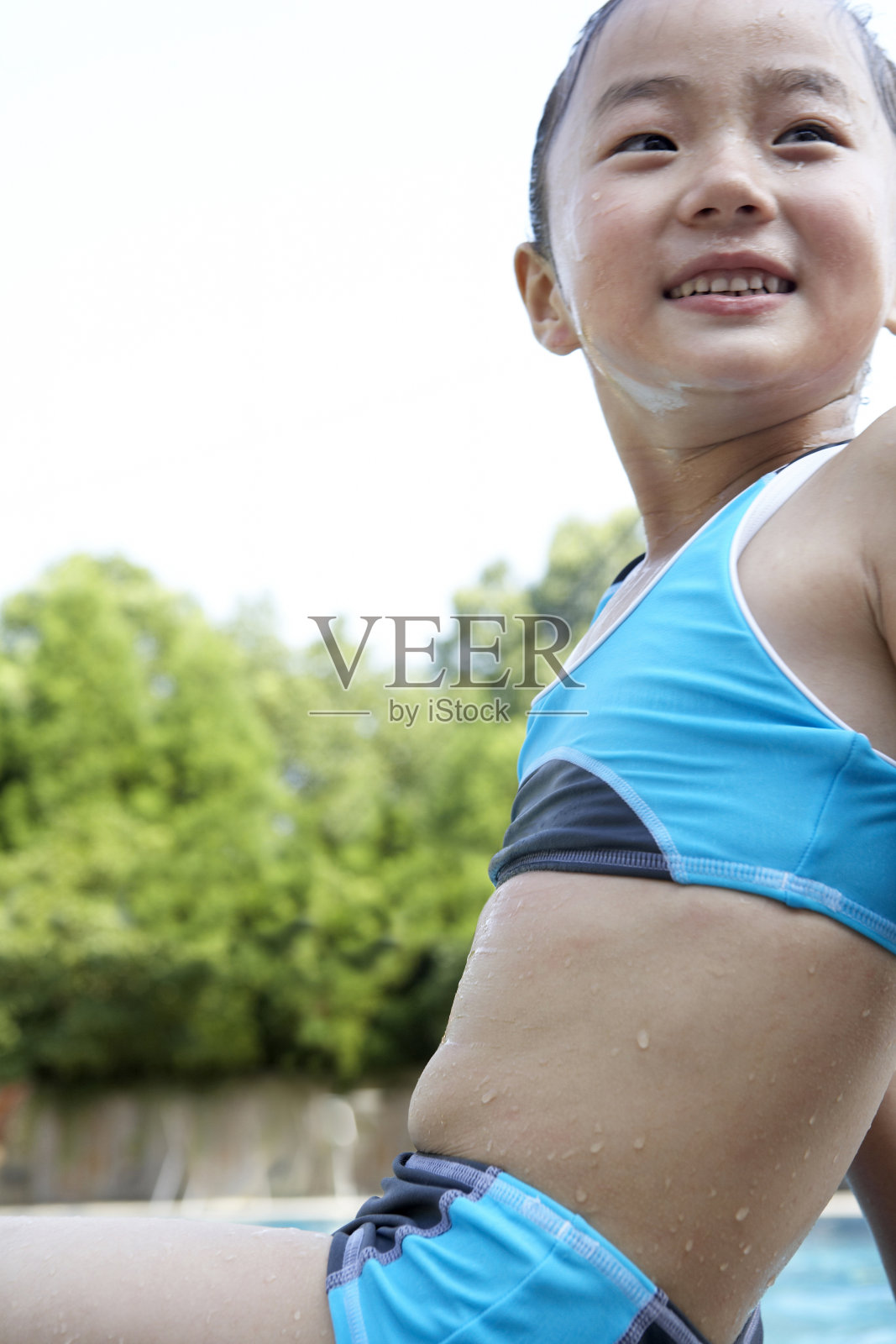 女孩坐泳池边照片摄影图片