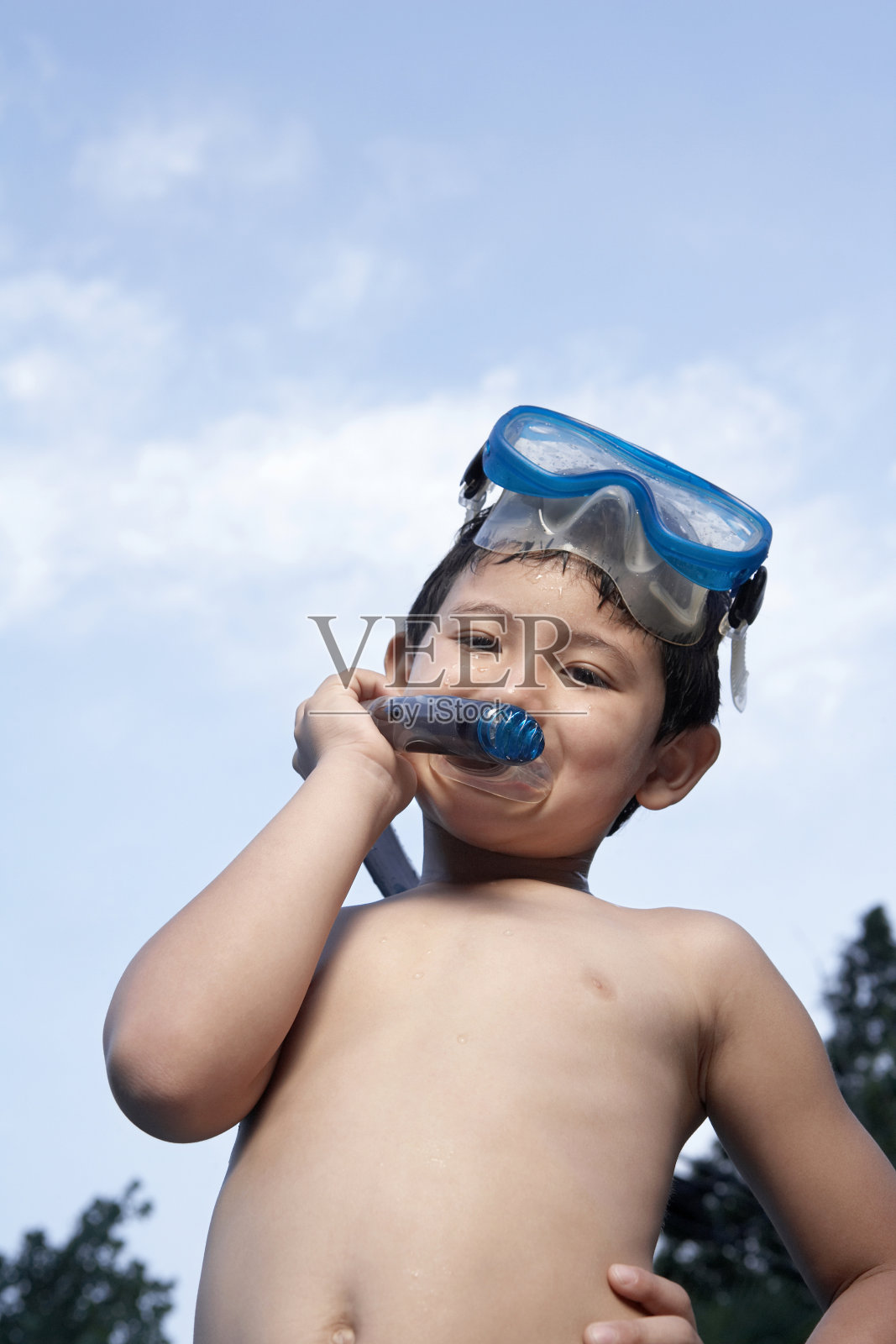 潜水小男孩照片摄影图片