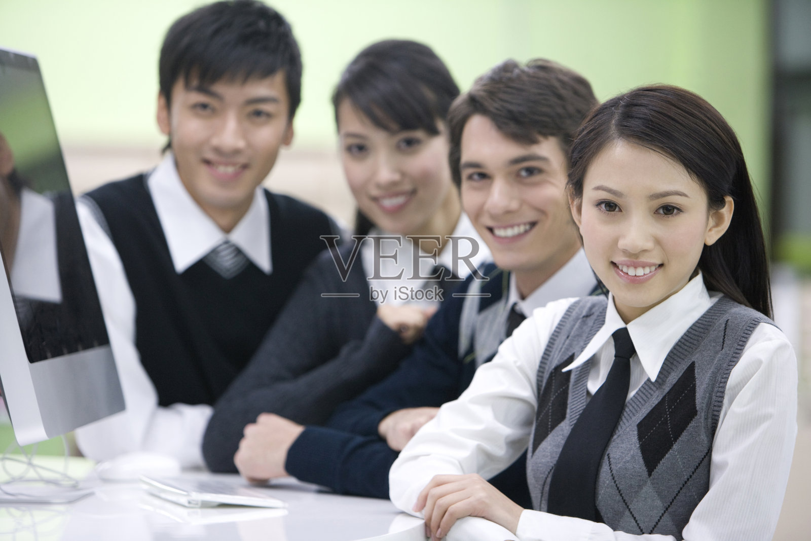 电脑前的学生们照片摄影图片