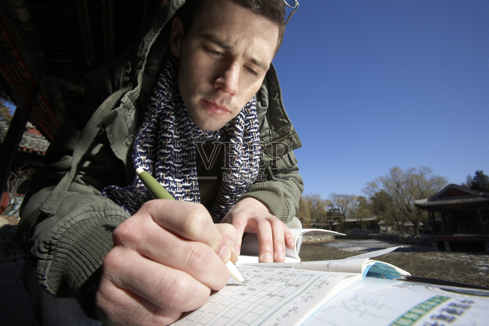 年轻男子写东西照片摄影图片