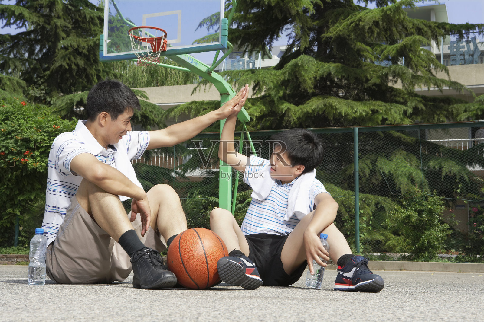 温馨父子打篮球照片摄影图片
