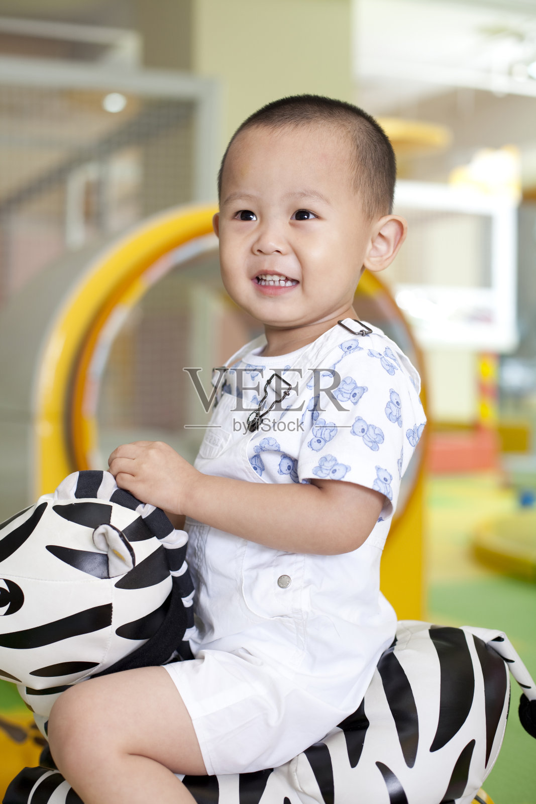 小男孩在亲子中心玩耍照片摄影图片