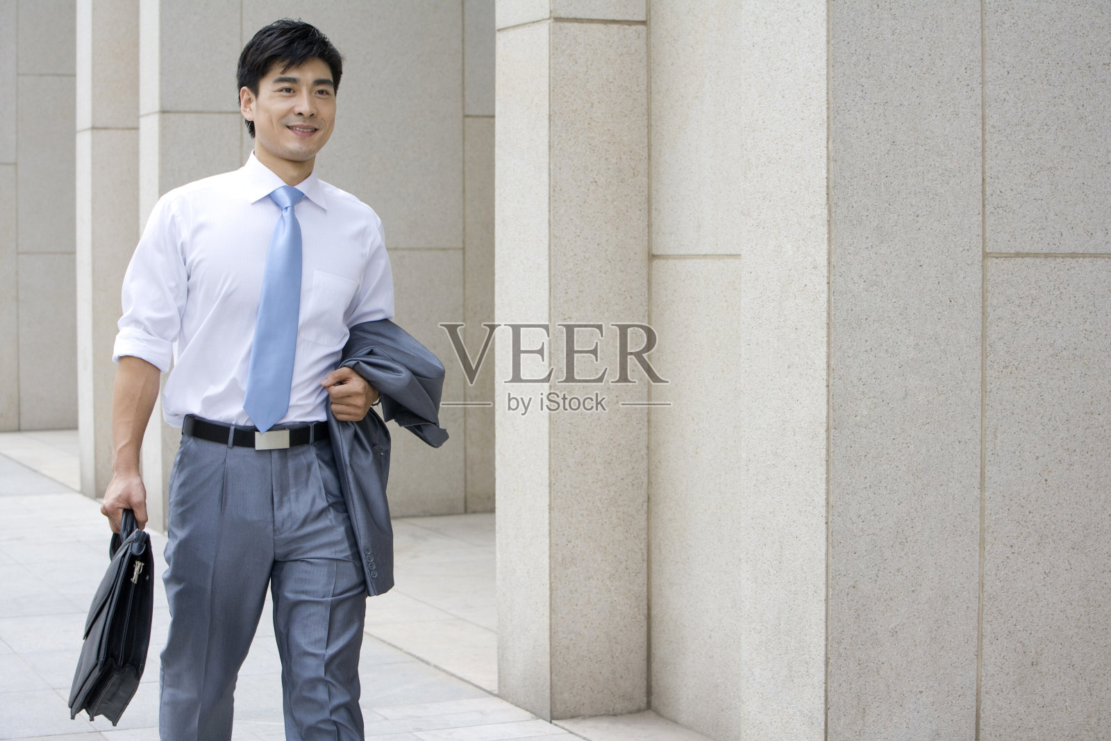 商务男士在路上照片摄影图片