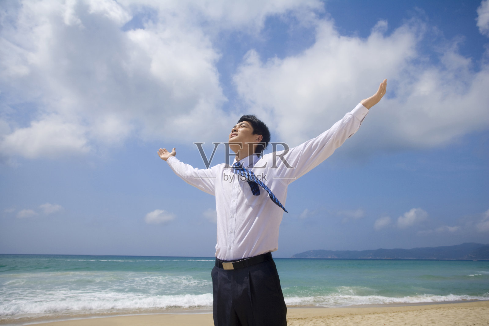 商务男士在海边照片摄影图片