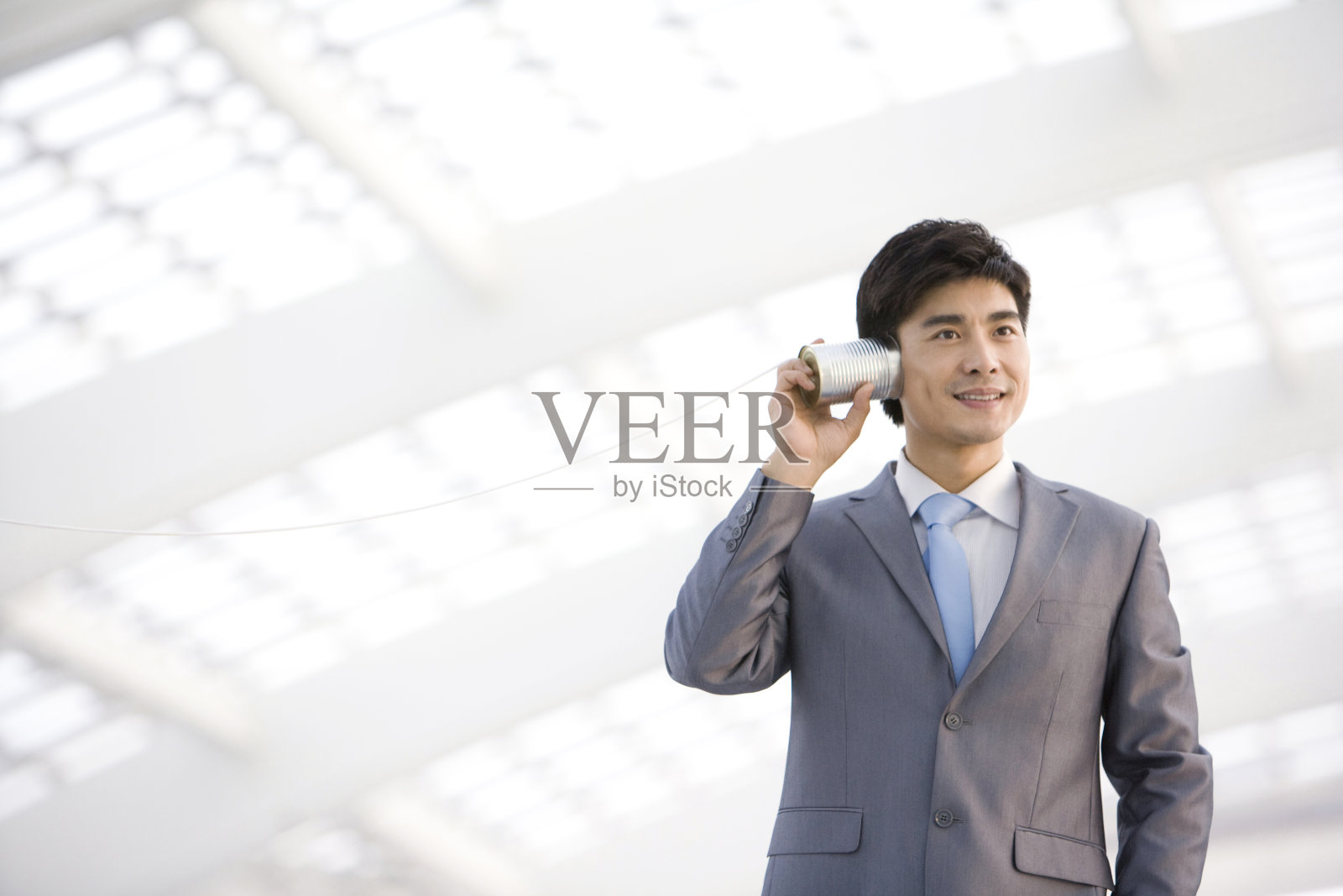 商务男士倾听照片摄影图片