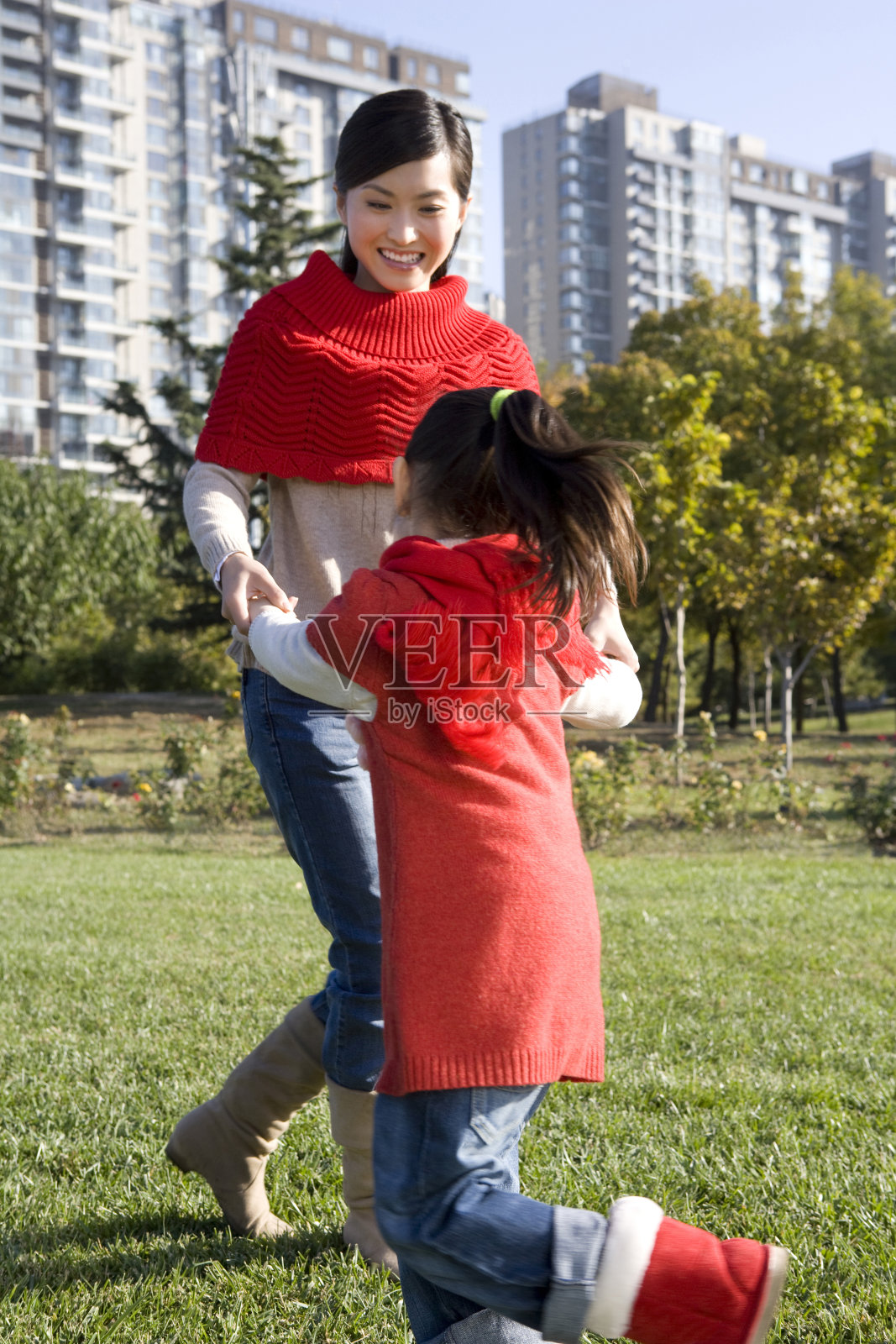 母女在一起嬉戏照片摄影图片