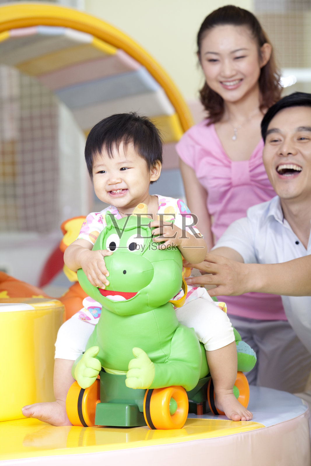 一家三口在亲子中心玩耍照片摄影图片