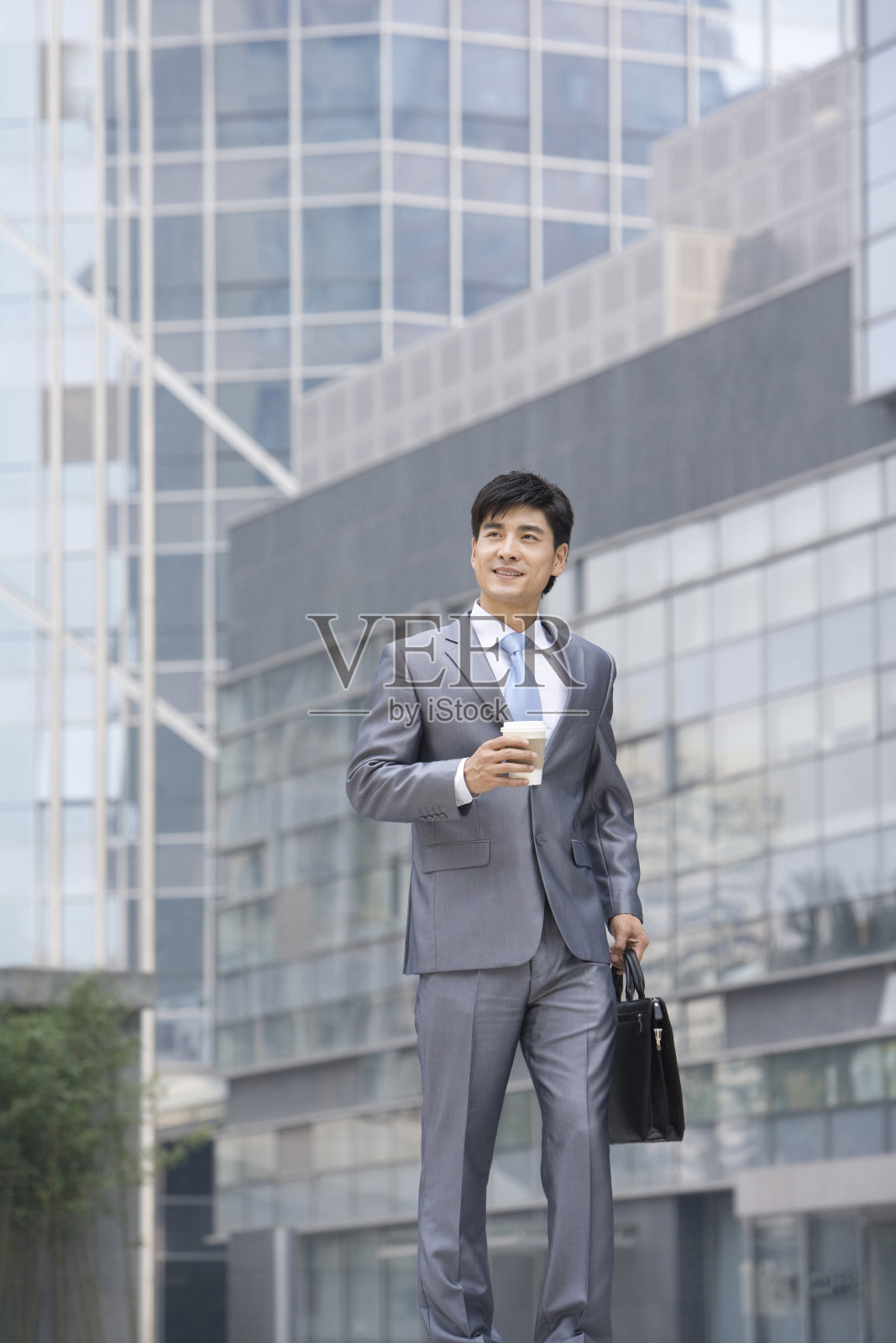 商务男士在路上照片摄影图片