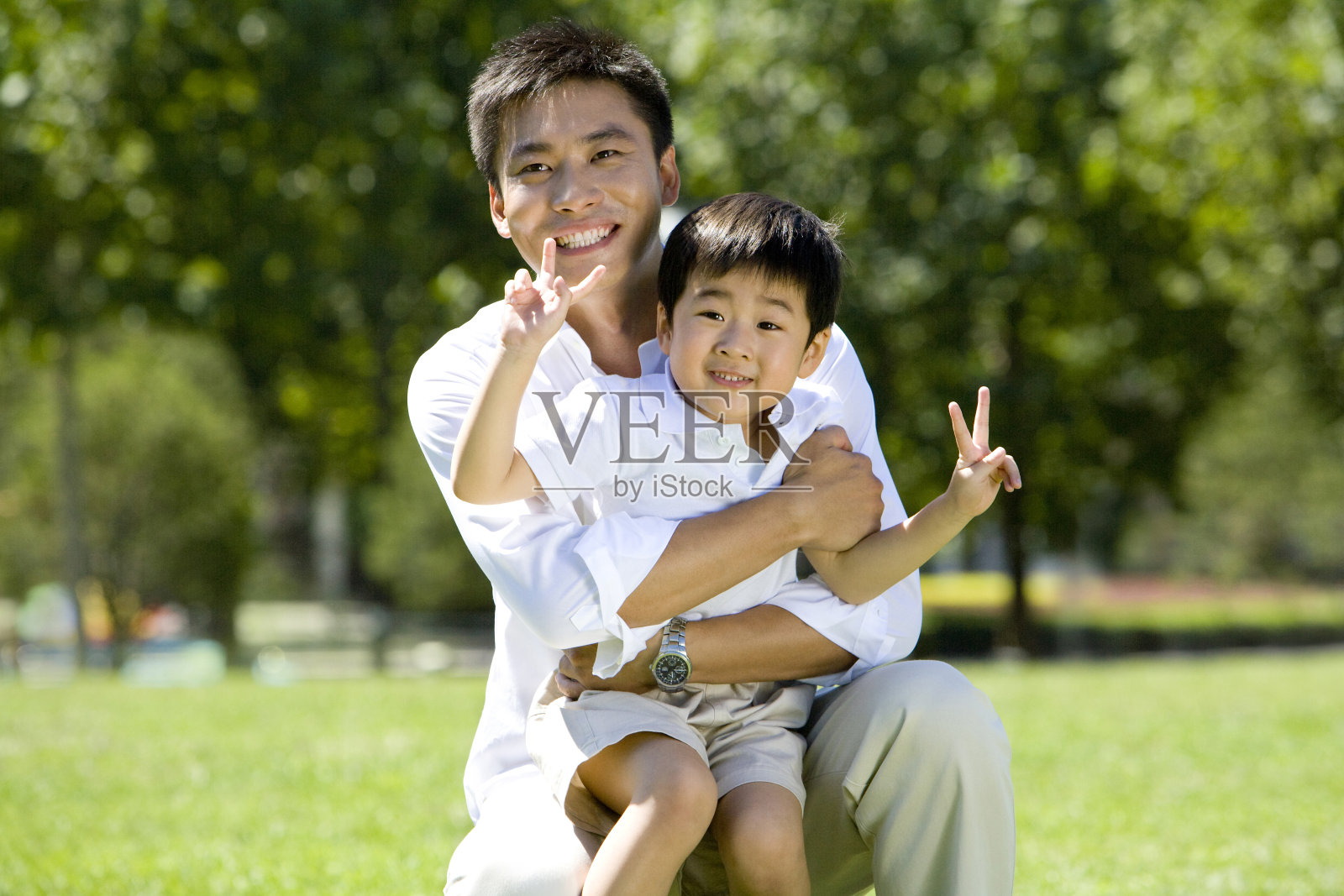 父亲和儿子一起嬉戏照片摄影图片