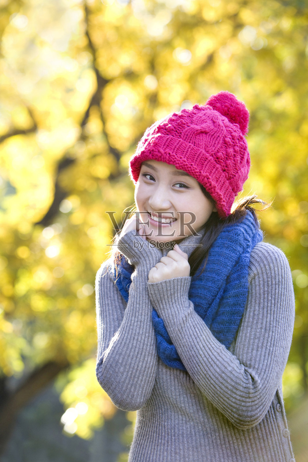 秋日里的青年女子照片摄影图片