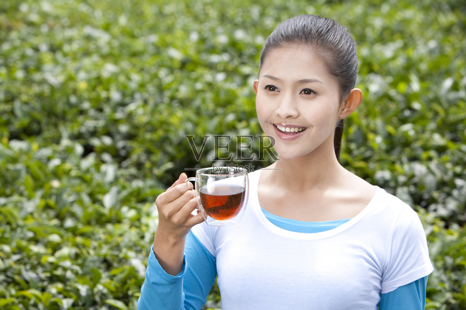 青年女子在茶园喝茶照片摄影图片