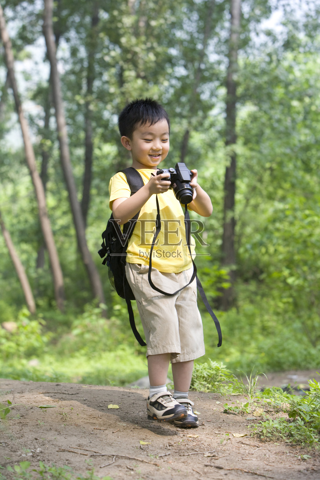 男孩树林里拍照照片摄影图片