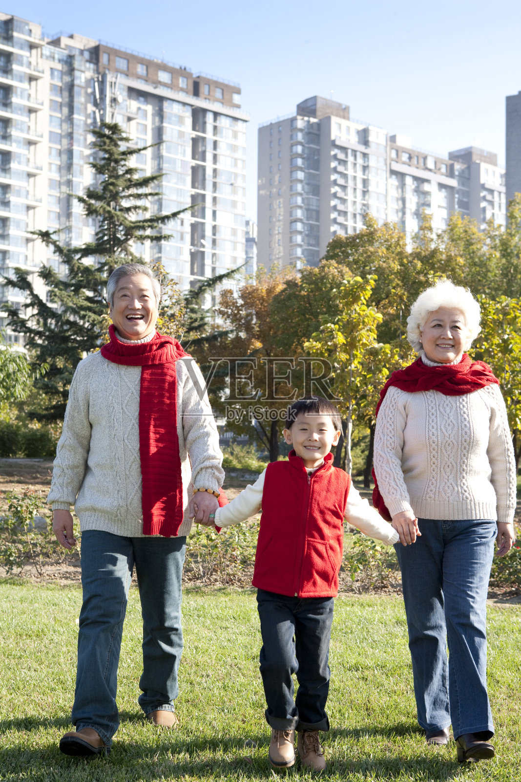 祖父母和孙子在一起嬉戏照片摄影图片