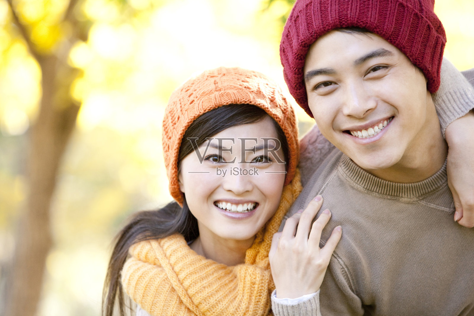 年轻夫妇甜蜜相拥照片摄影图片