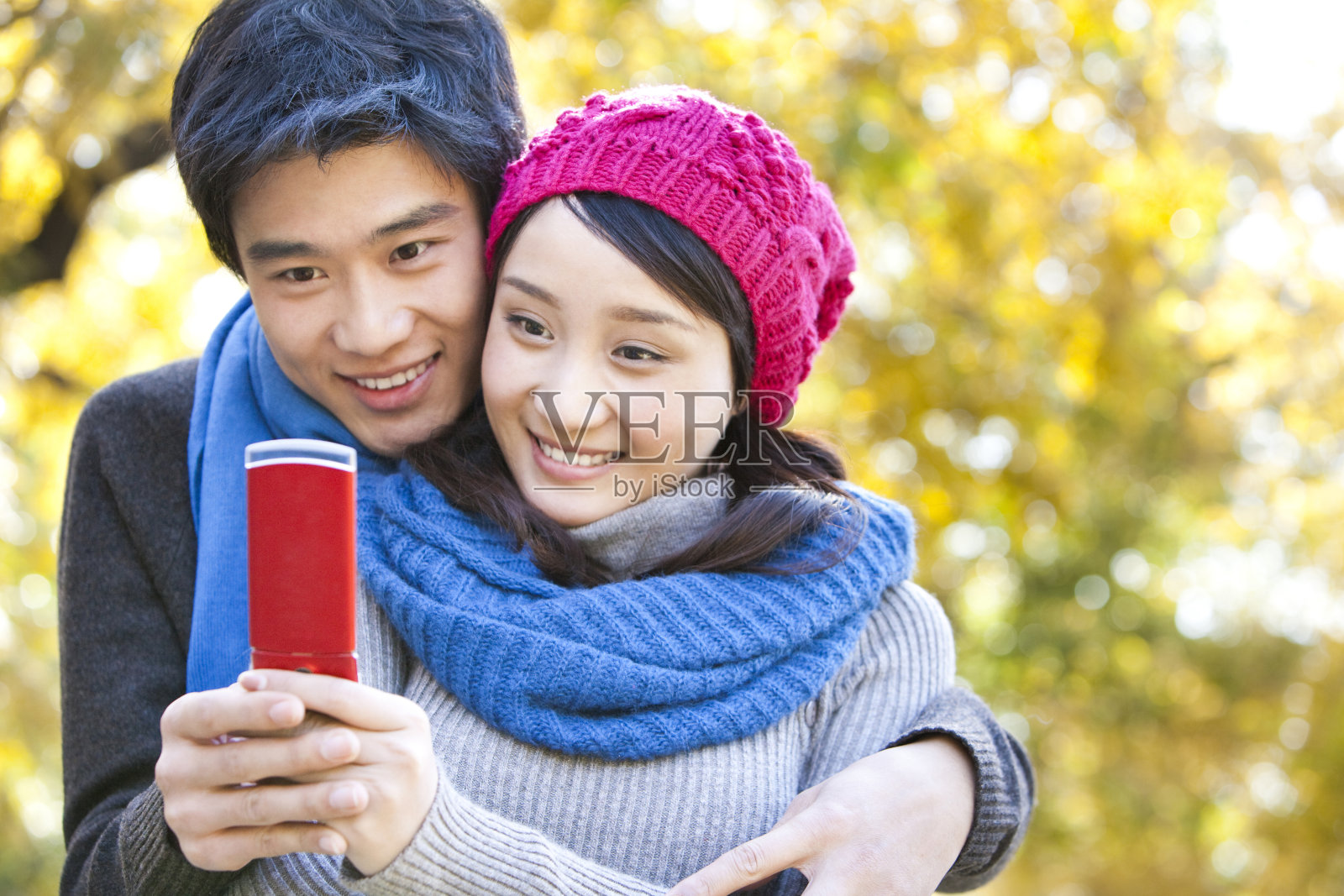 年轻情侣用手机照片摄影图片