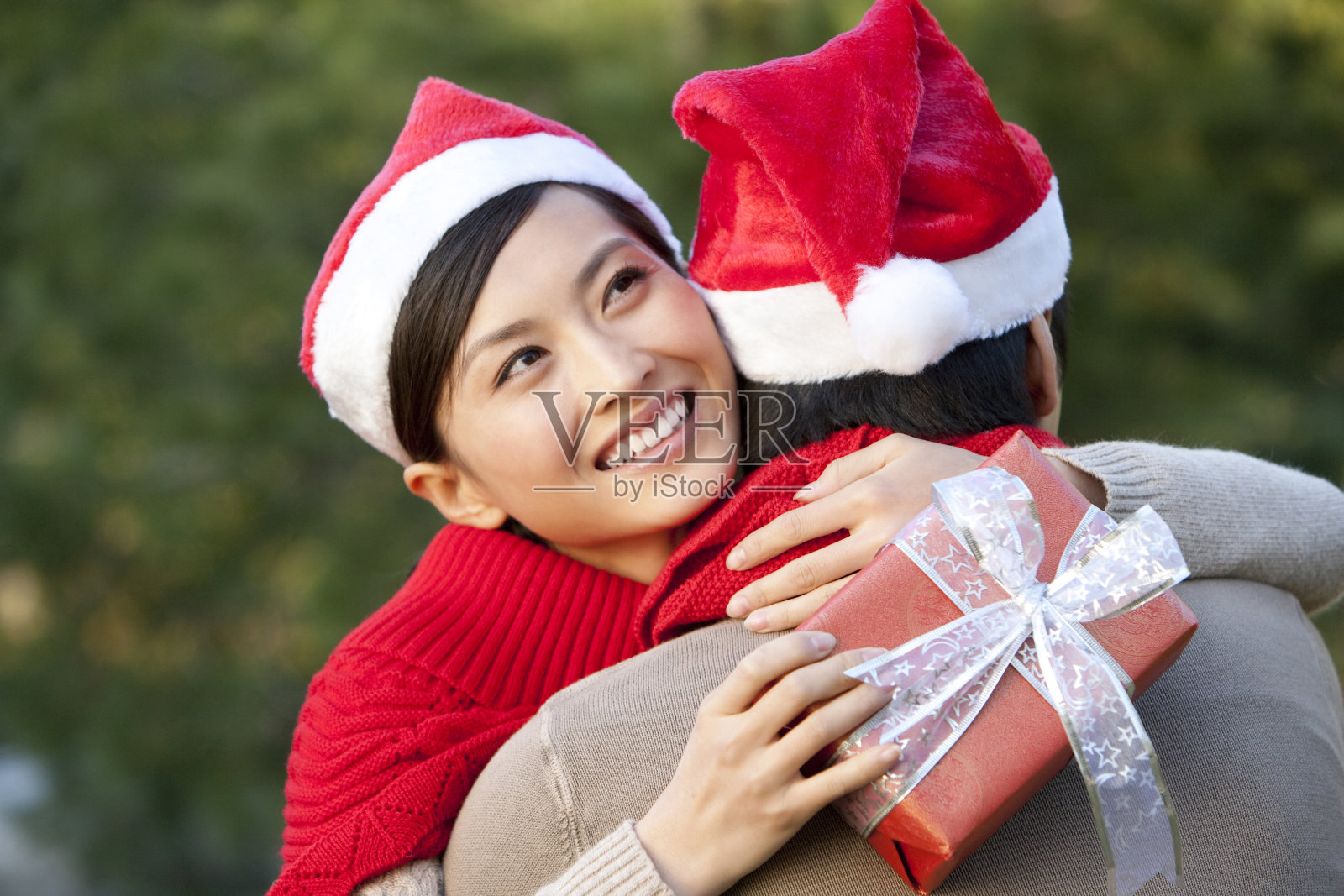 年轻夫妇和圣诞礼物照片摄影图片