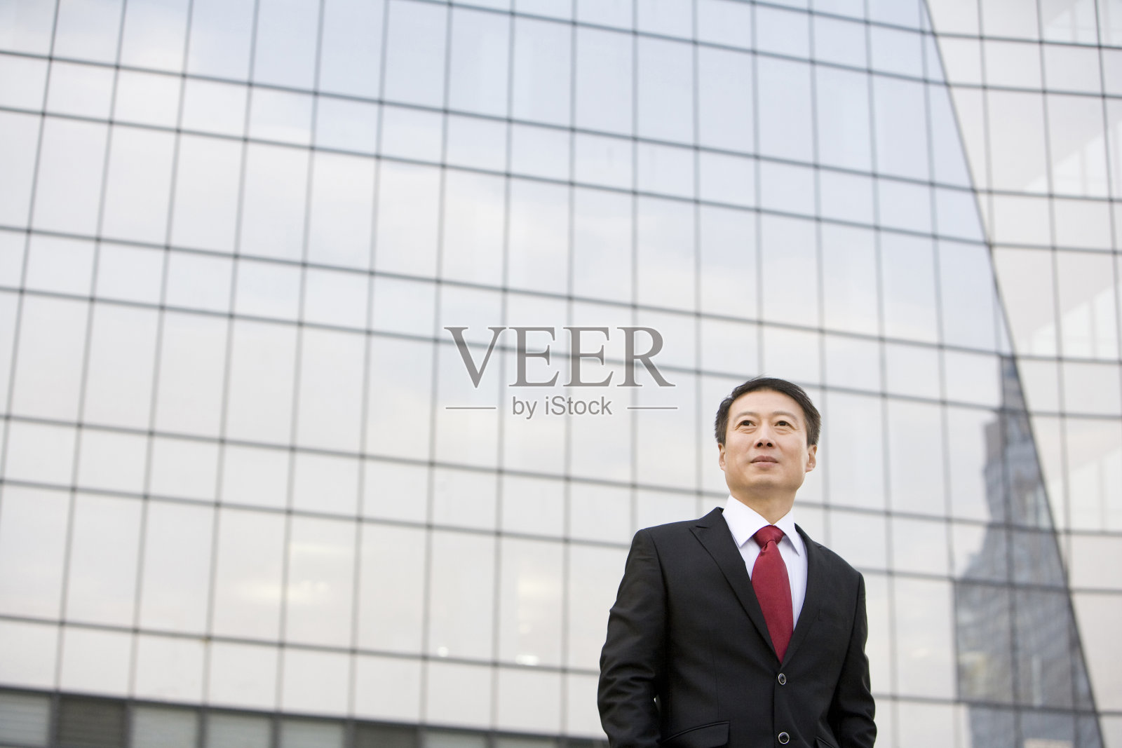 中年商务男士在大楼前照片摄影图片