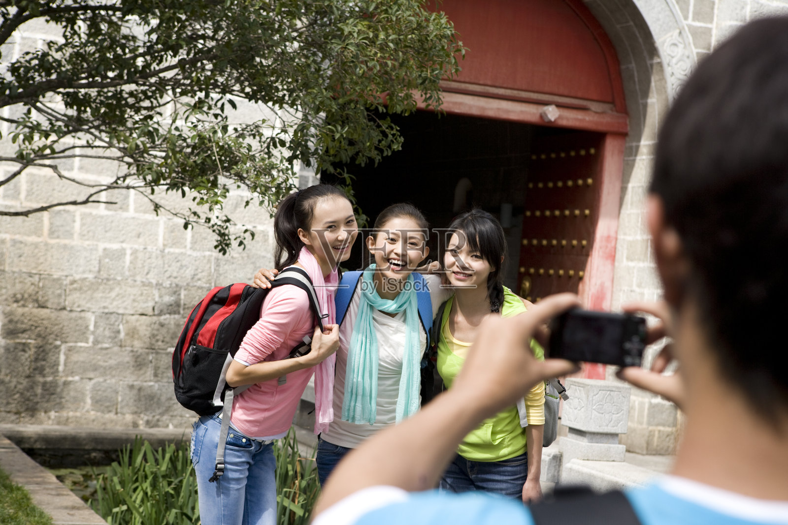 时尚男女用相机拍照照片摄影图片