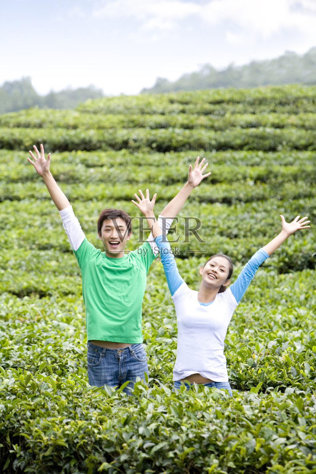青年男女在茶园照片摄影图片