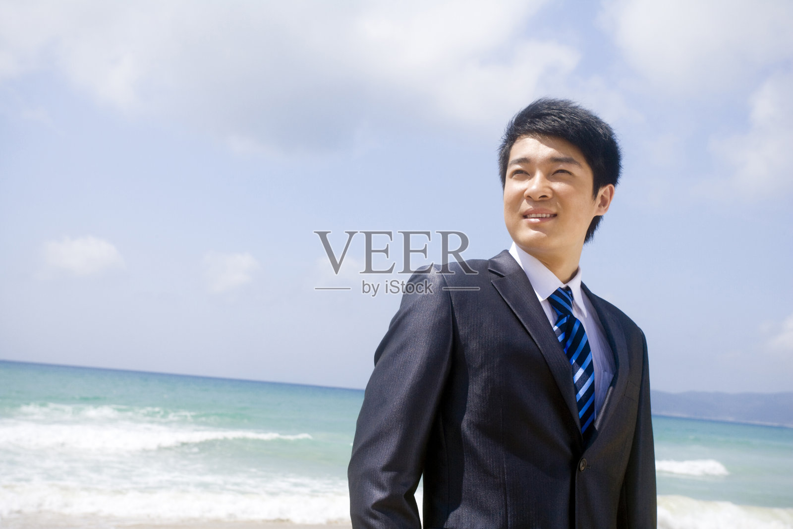 商务男士在海边照片摄影图片