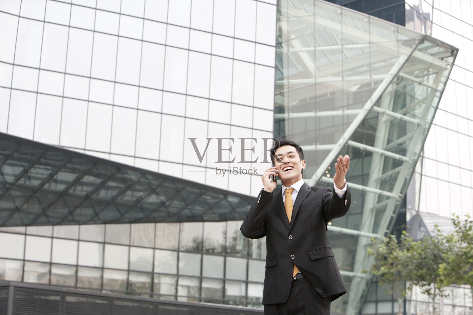 商务男士打电话照片摄影图片