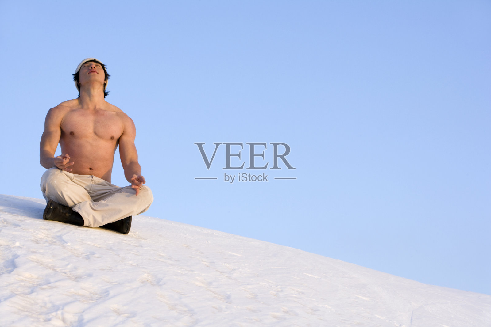 雪地上的年轻男子照片摄影图片