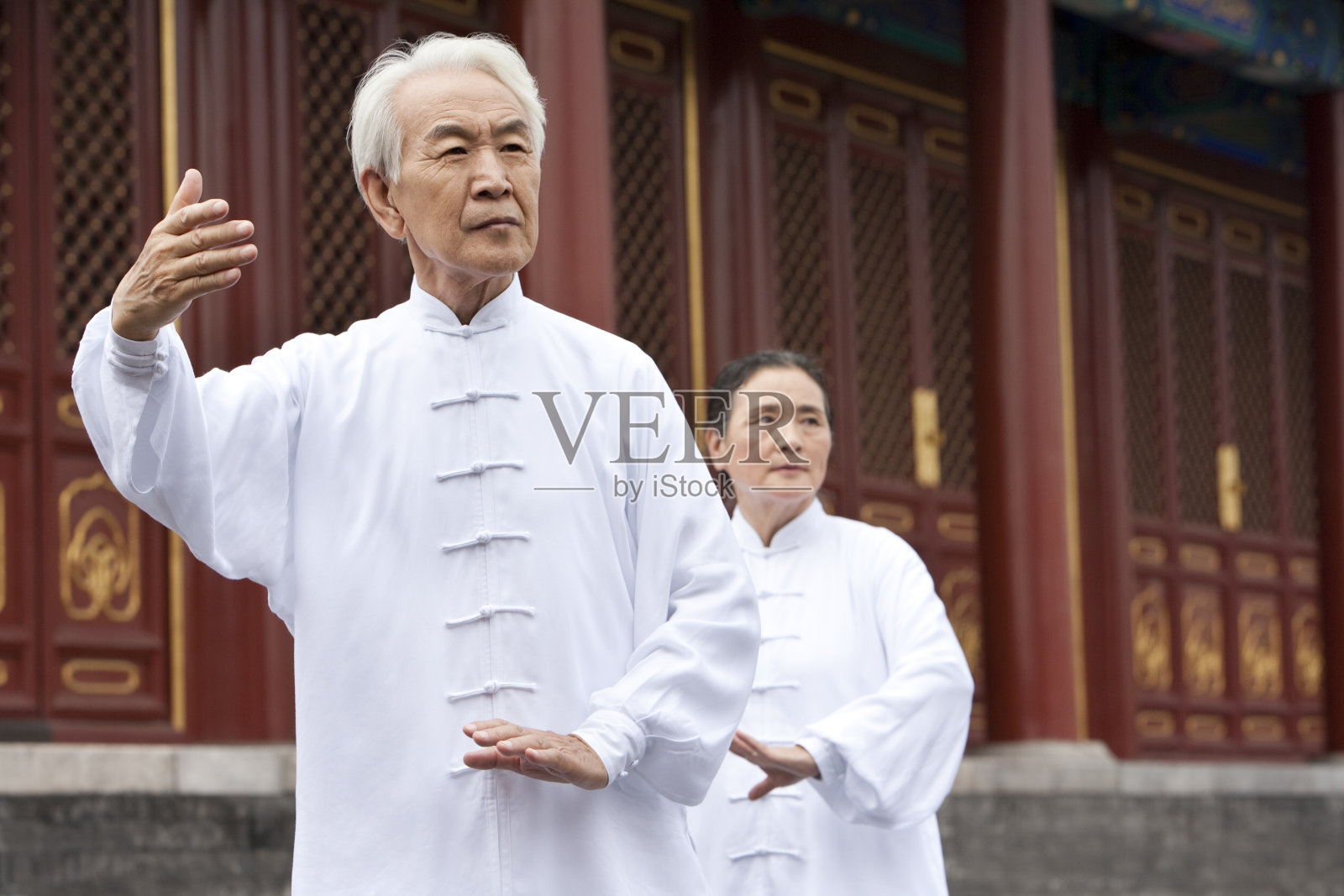 老年男女在天坛打太极照片摄影图片