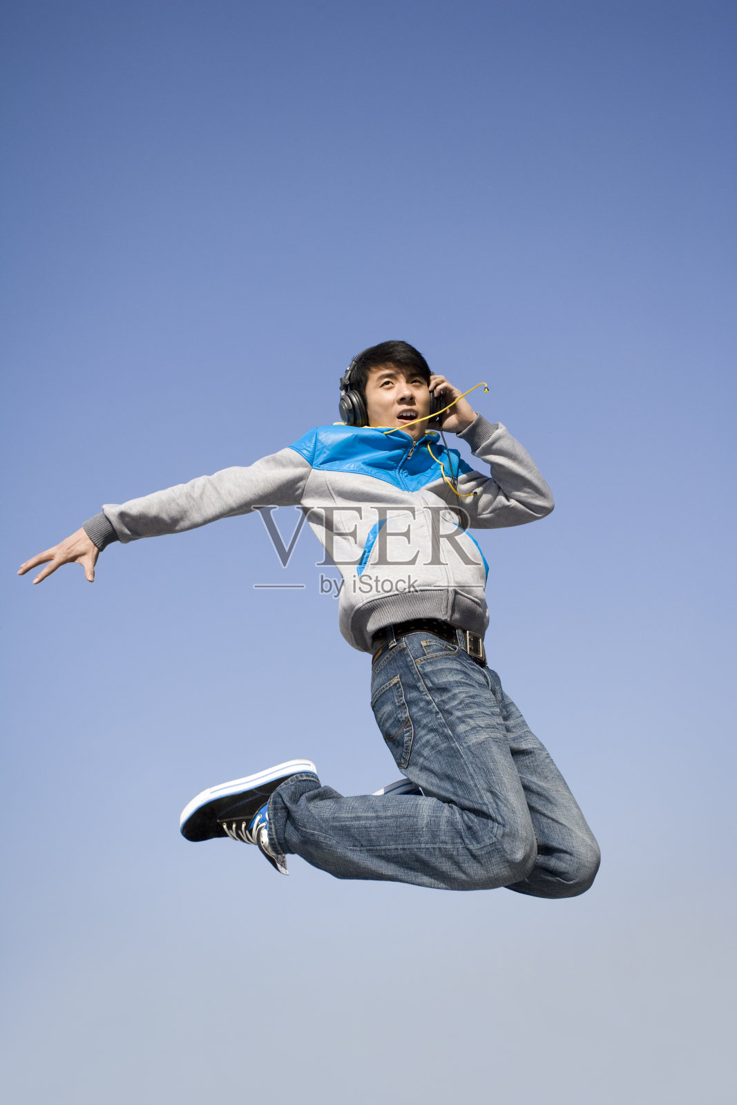 时尚Hip-hop青年跳跃照片摄影图片